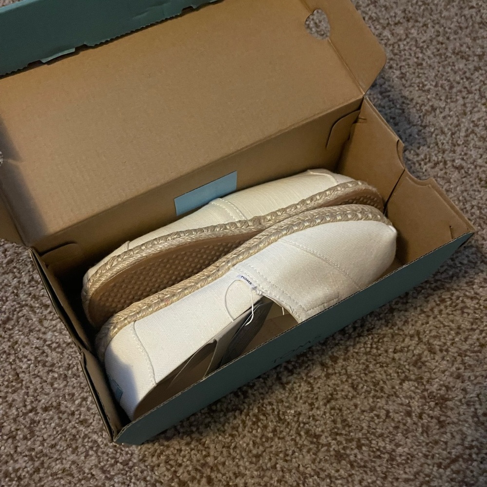 NWT Toms - Picture 2 of 5